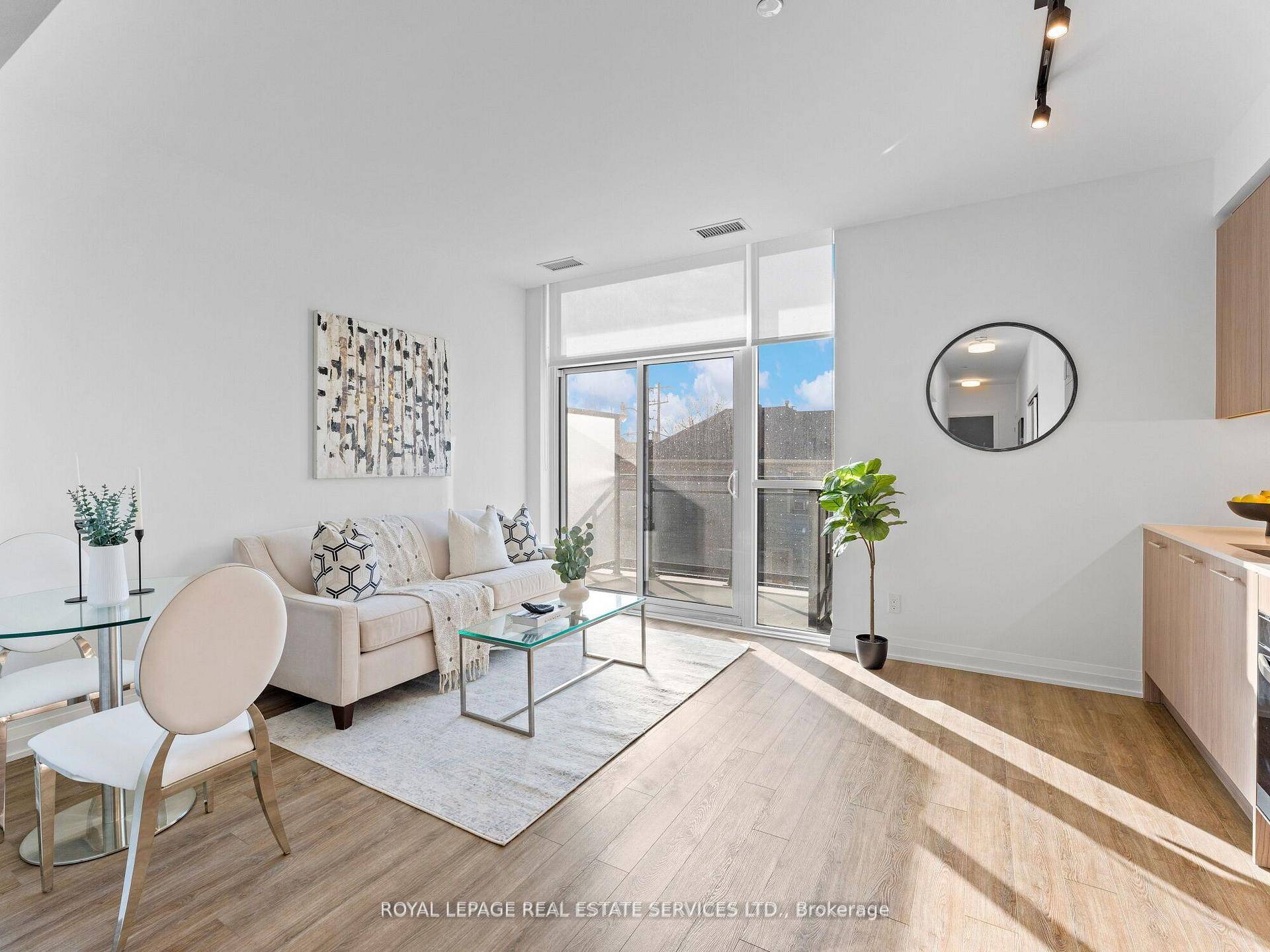 Welcome to Linx Condos ! This never lived in 1 bedroom, 1 bathroom condo at Main amp ; Danforth is the perfect example of modern living with a touch of ...
