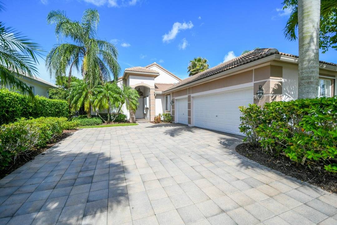 3 bedroom 2 amp ; 1 2 Bath Furnished Seasonal Rental is available from March through August.