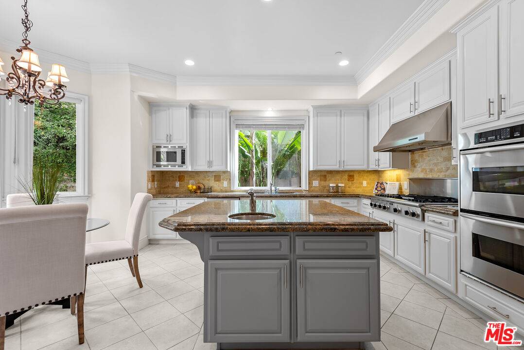 2997 Beverly Glen Cir 5BR Bel Air La