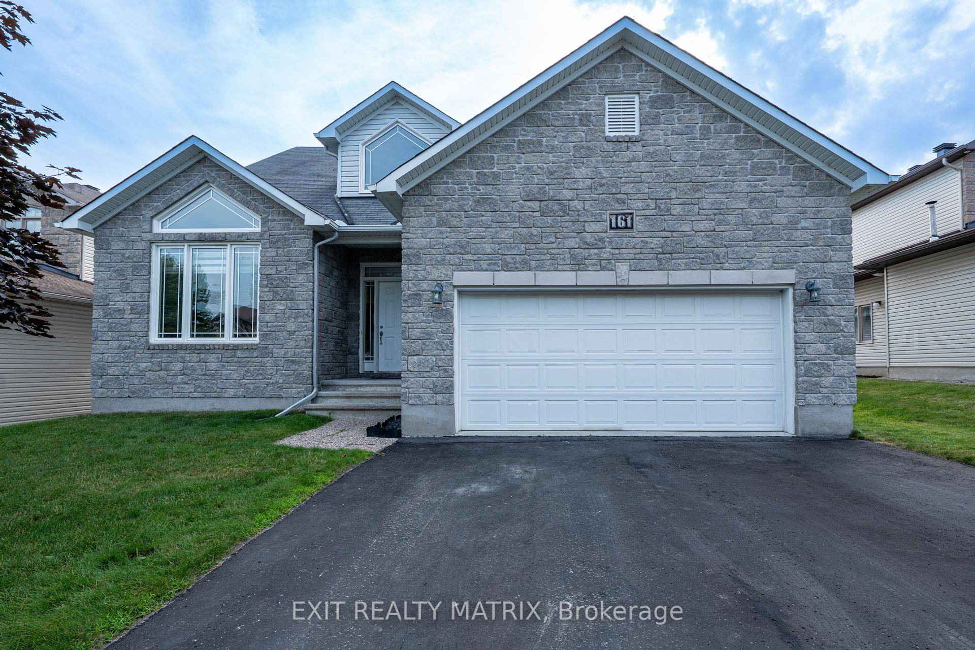 OPEN HOUSE ON SUNDAY, AUGUST 31st FROM 2PM 4PM From the outside, this home stuns with its grand fac ade appearing like a two storey but offering the rare convenience ...