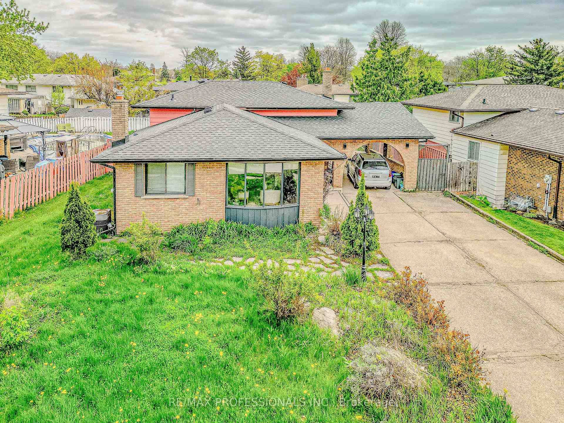 Welcome to this beautiful home offering exceptional income potential or the perfect setup for an in law suite, located in Niagara's highly desirable North End !