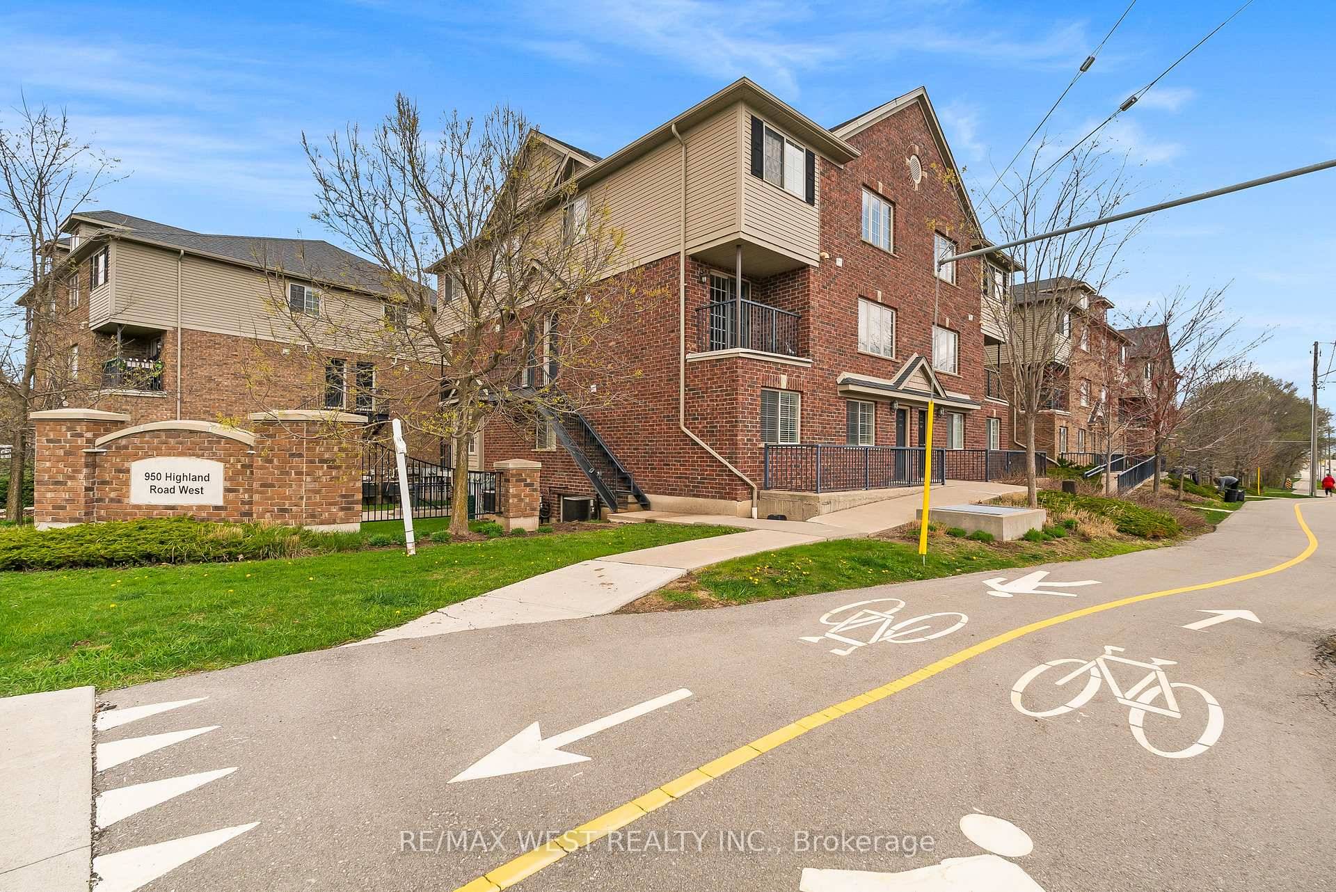 Absolutely stunning 2 storey stacked townhouse condo in great location !