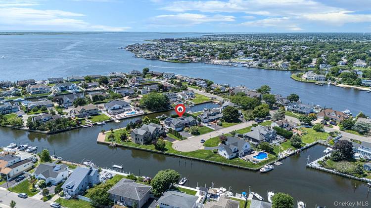Welcome to Paradise Point living at its finest !