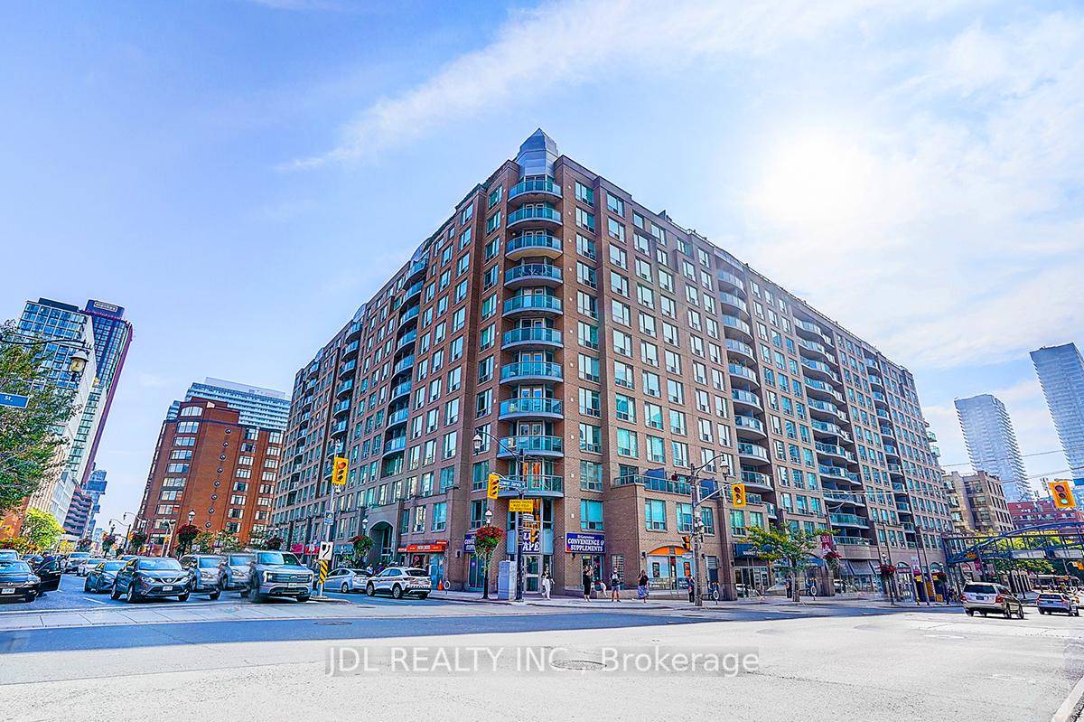 This thoughtfully designed 1 den suite offers an unbeatable downtown location just steps to St.