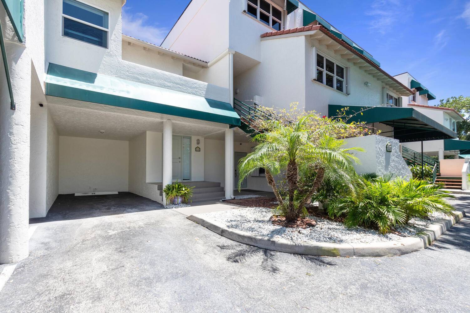 AMAZING WATERFRONT TOWNHOUSE !