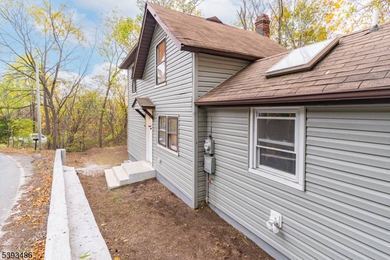 Home Sweet Home ! Welcome to this charming fully remodeled 2 Bed 1 Bath Home !