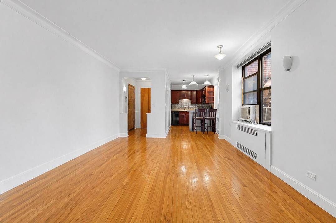 Extra Large Studio in the Heart of Greenwich VillageWelcome home to this extra large studio at 290 Sixth Avenue, Unit 4E, offering an ideal blend of comfort, functionality, and classic ...