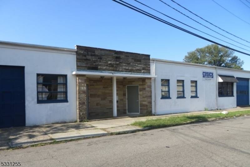 UNBELIEVABLE, FREESTANDING 12K SF WAREHOUSE, 4 DRIVE IN DOORS, 12 ' CLEAR, OFFICE SPACE, PRIVATE FENCED YARD, IDEAL WAREHOUSE, CONTRACTOR, STORAGE, YARD OFFERED AT 13 SF NNN 3.