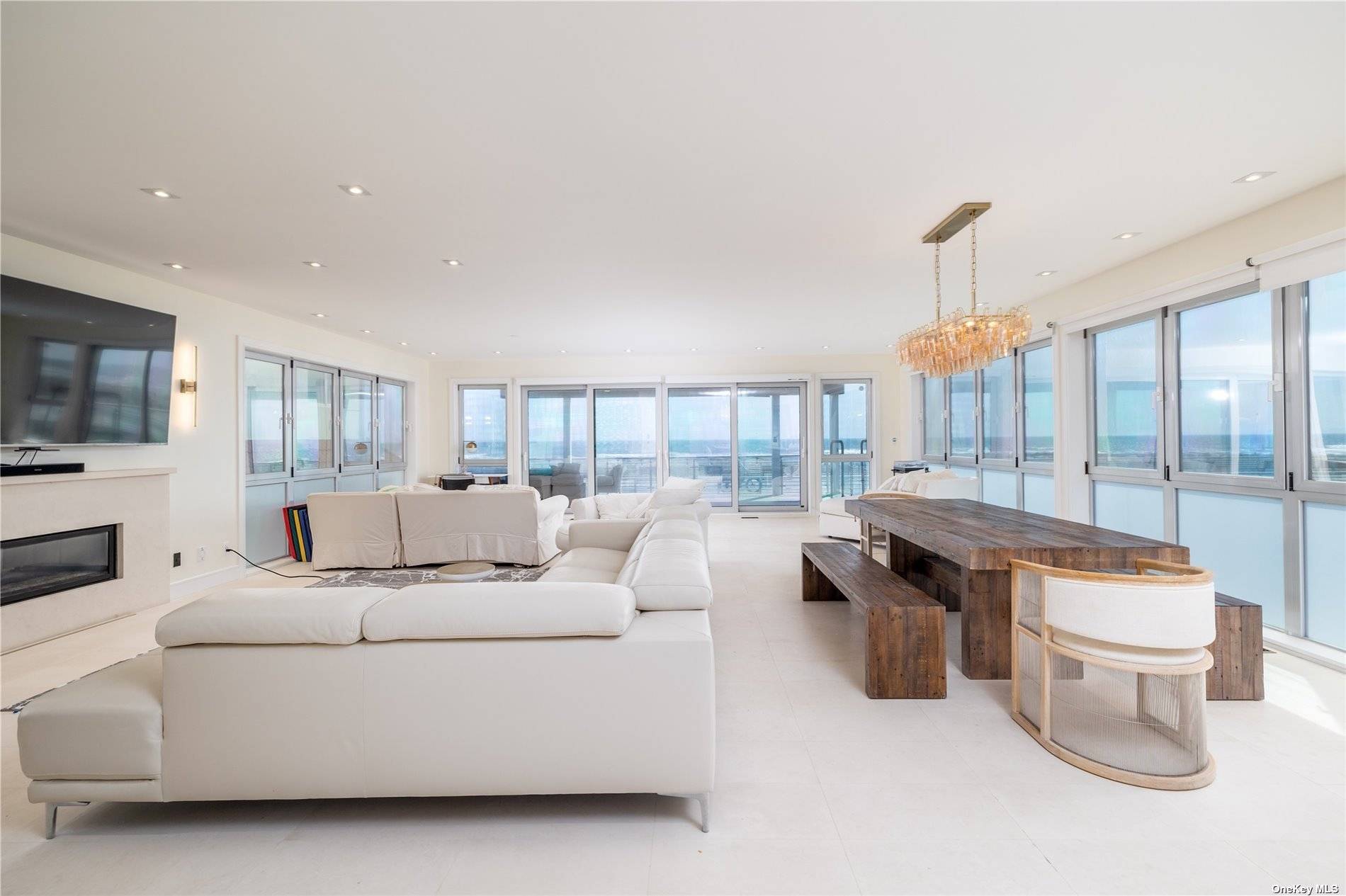 OCEANFRONT. This is the one you've been waiting for The Best House in Long Beach.