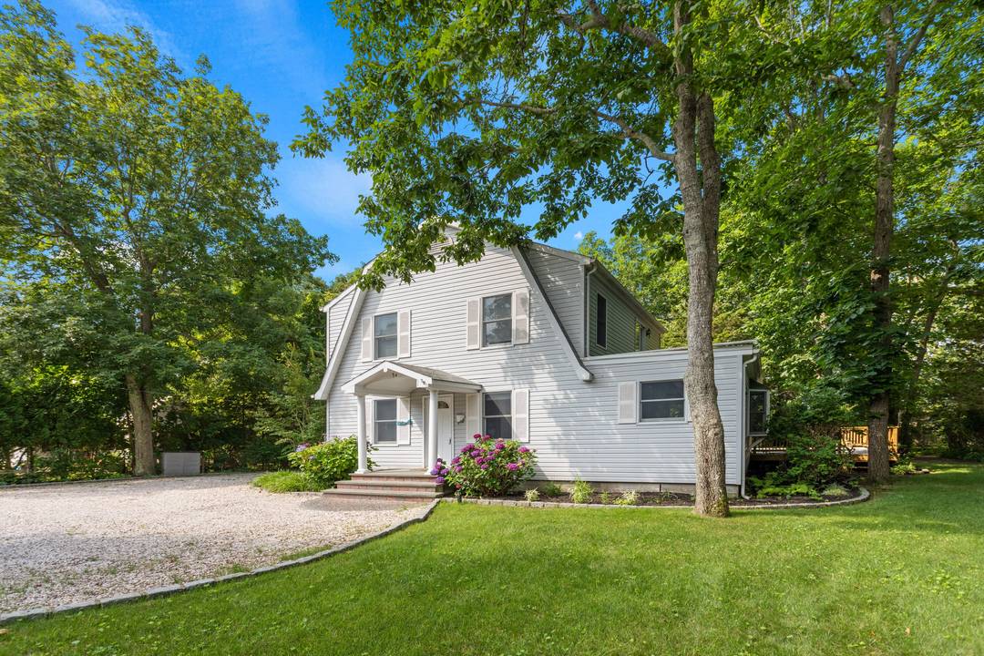 Oasis in Southampton Shores with private beach