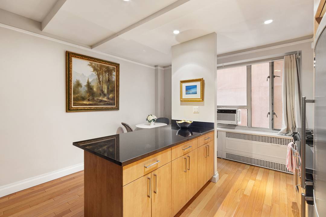 Perfectly situated in one of the most convenient locations between Park Avenue and Madison Avenue, this 1 bedroom, 1 bathroom home has beautiful prewar bones featuring a sunken living room, ...