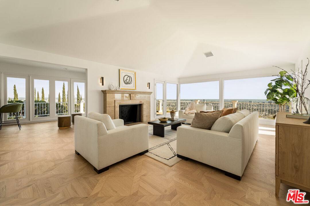 8527   Hedges Way 6BR Sunset Strip La