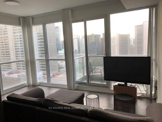 Luxury Condo In The Heart Of The Financial District And Downtown Core.