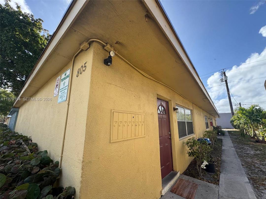 RARE 16 UNIT MULTIFAMILY OPPORTUNITY FOUR SOLID CBS QUADPLEXES IN A TENANT MAGNET LOCATION Exceptional opportunity to acquire four concrete block quadplexes located at 805, 809, 817, and 821 South ...