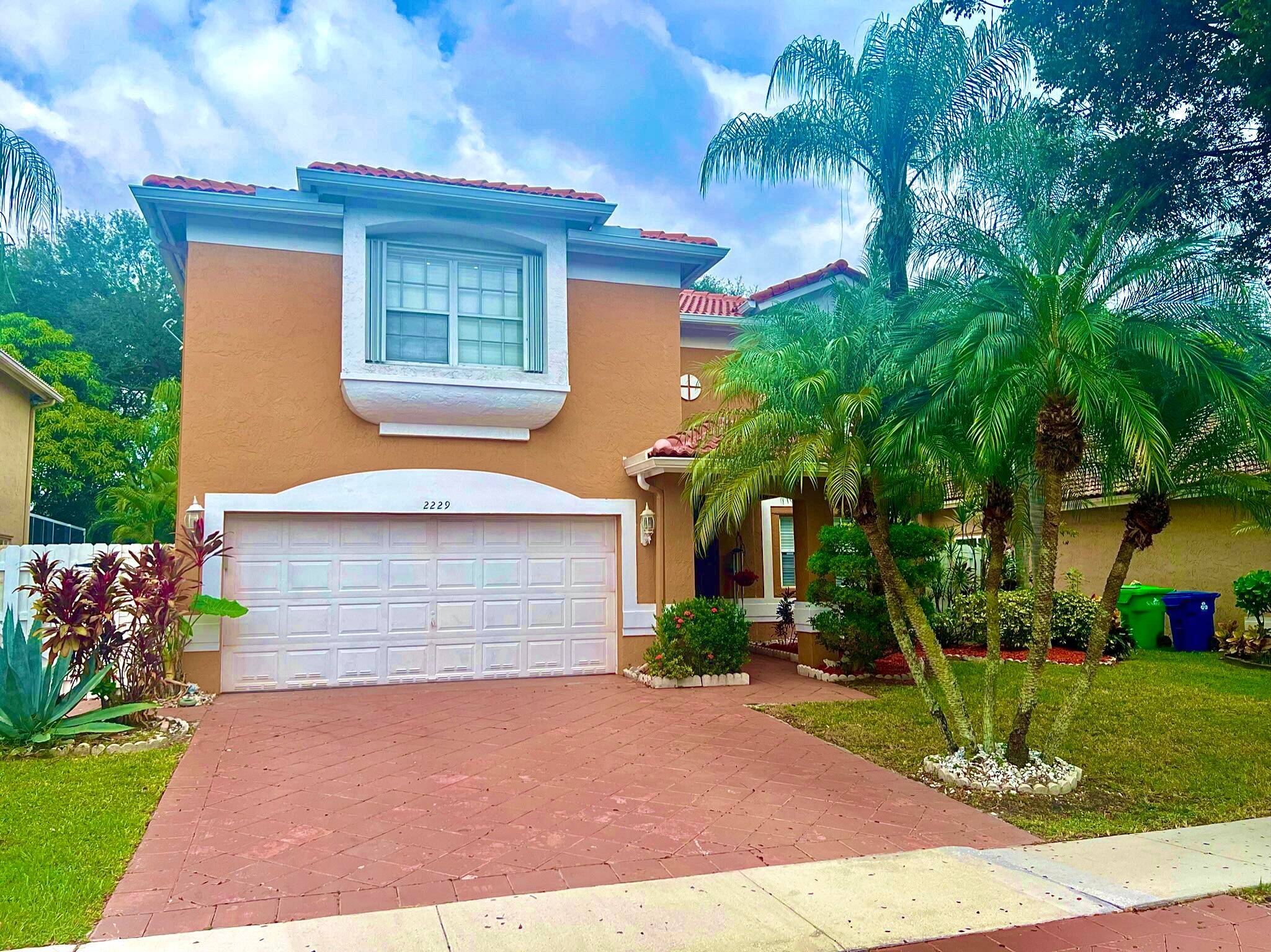 Beautiful and large 4 bedroom 2.