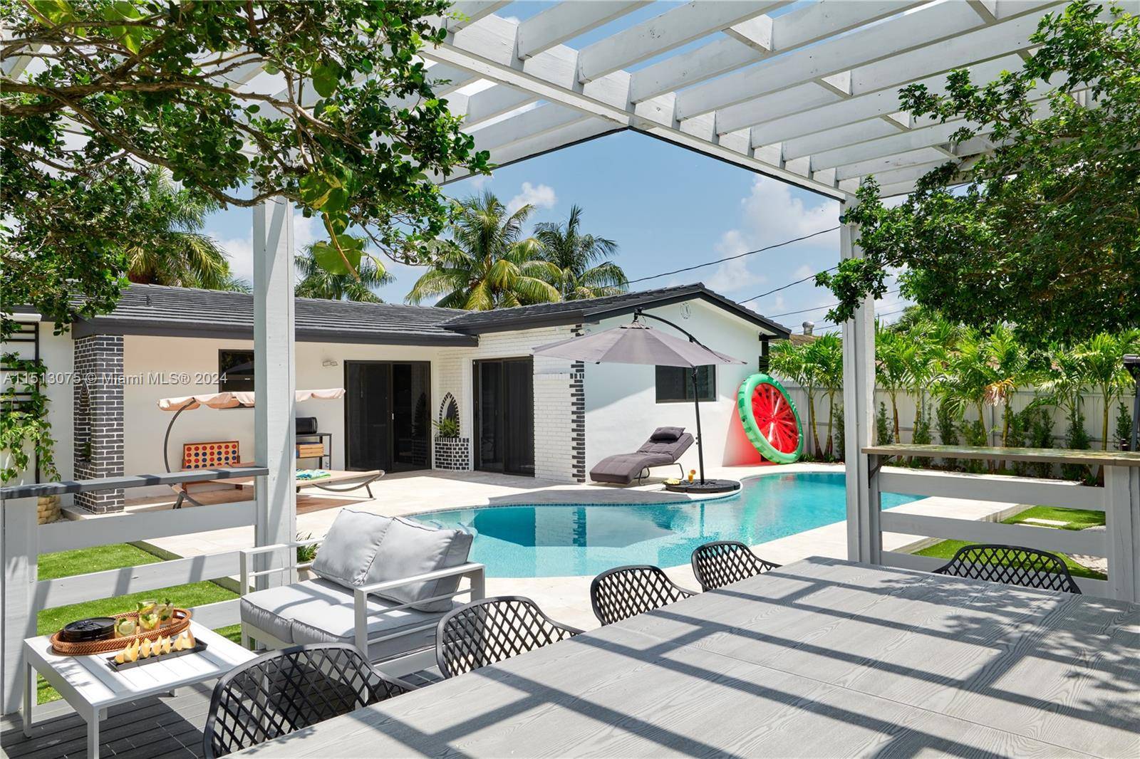 Discover a blend of comfort and investment in this 3 bed 2 bath, fully furnished home.