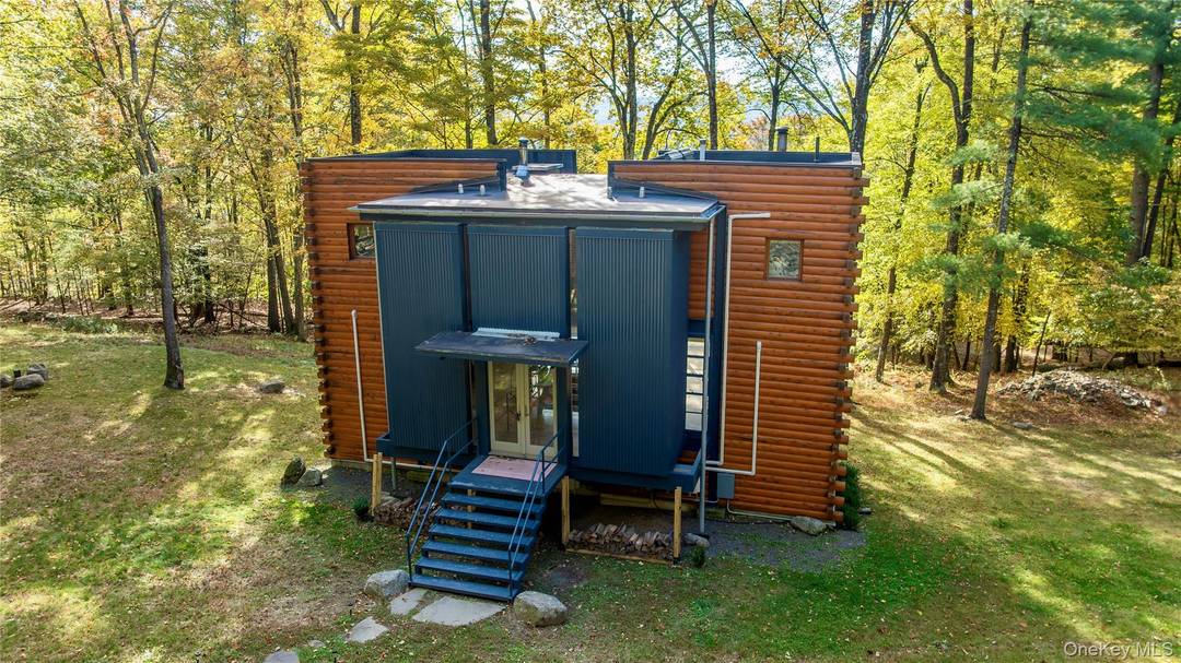 Modern Loft Living in a Private Woodland Setting This striking glass and steel residence rises from the woods like a piece of sculpture, pairing industrial structure with natural form.