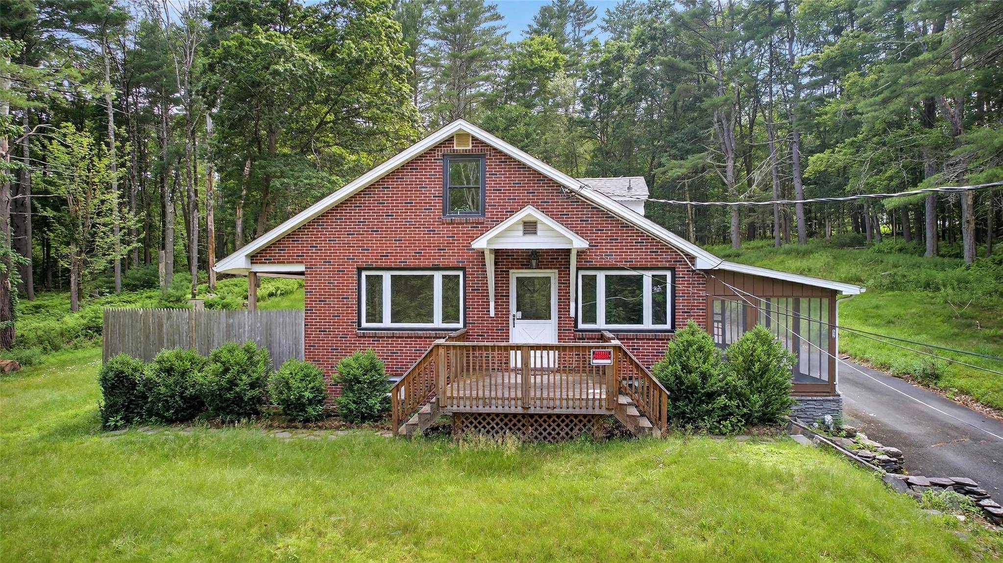 PRICED TO SELL ! Discover the charm of this quaint brick house, perfectly designed for a pleasant living !