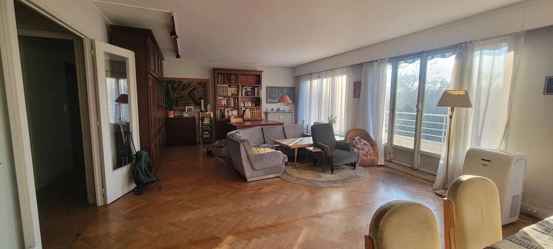 Dernier étage avec balcon filant et vue exceptionnelle sur le Bois de Vincennes