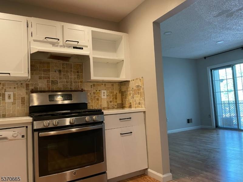 Sunny and Beautiful 2BR Condo in desirable Governors Pointe !