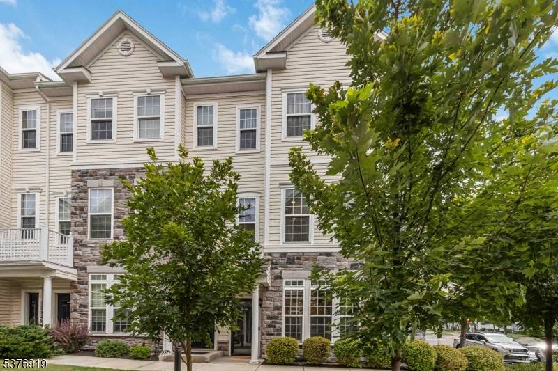 Beautifully updated 2BR 2bath end unit townhome at Signature Place built in 2015, offering 1, 052 sq ft of stylish sun filled living.