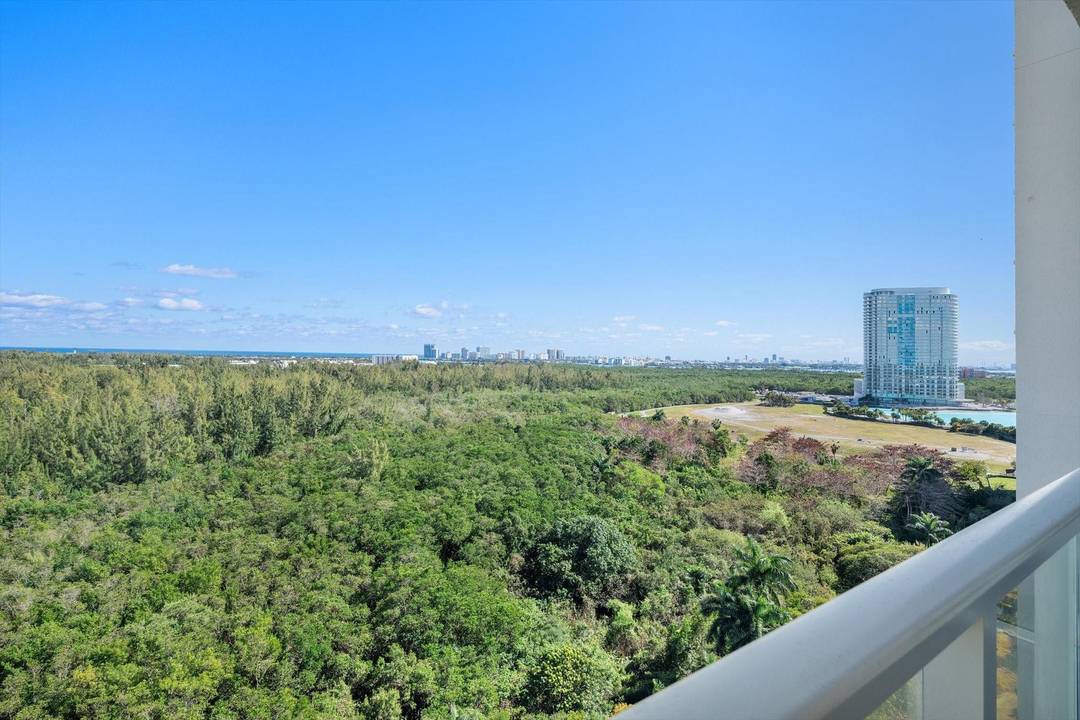 Bright 3BD 3BA condo with sweeping views of Oleta River State Park, the ocean, amp ; the Miami skyline.