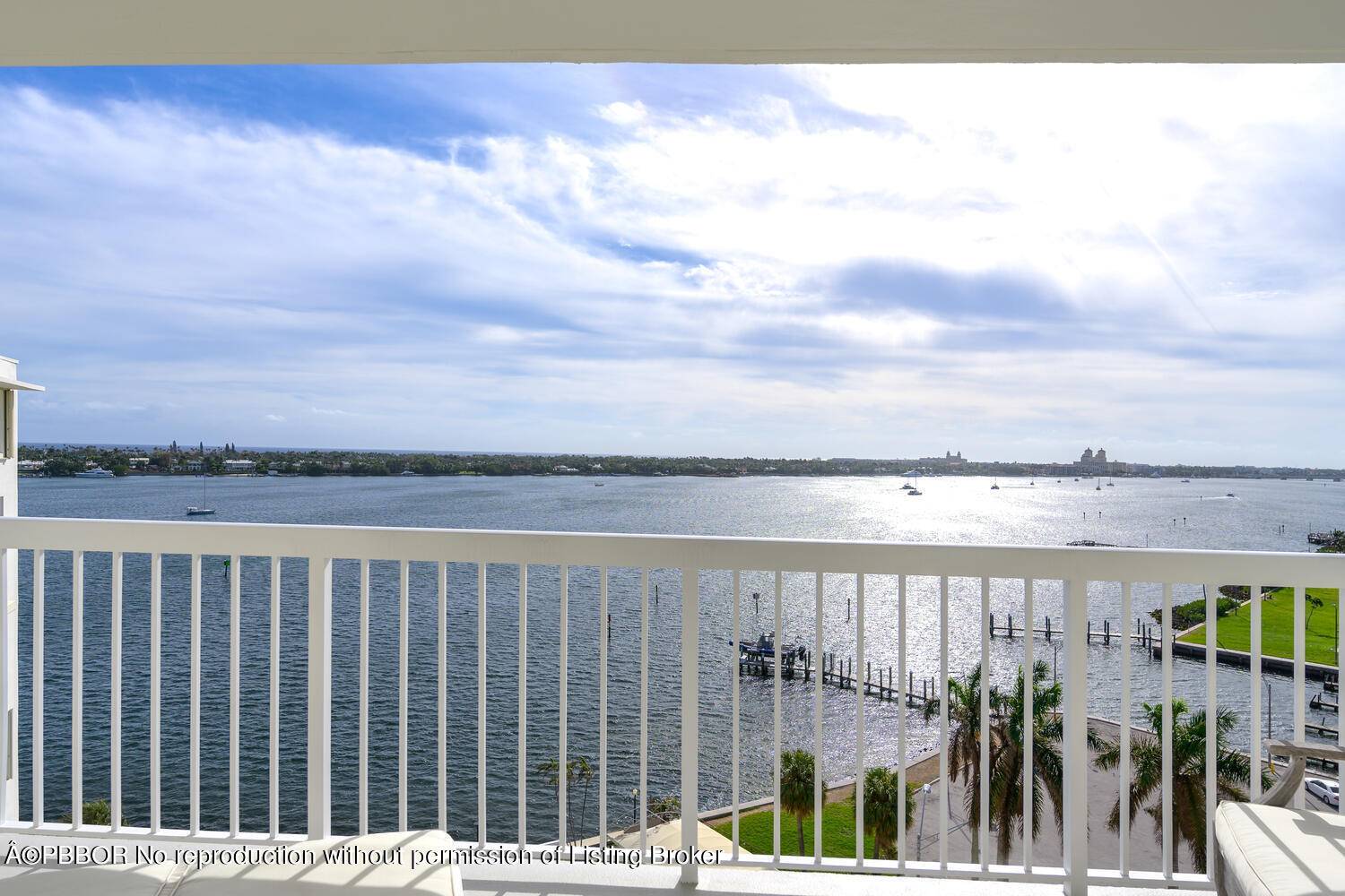 This spectacular 2 2 directly on the intra coastal waterway.