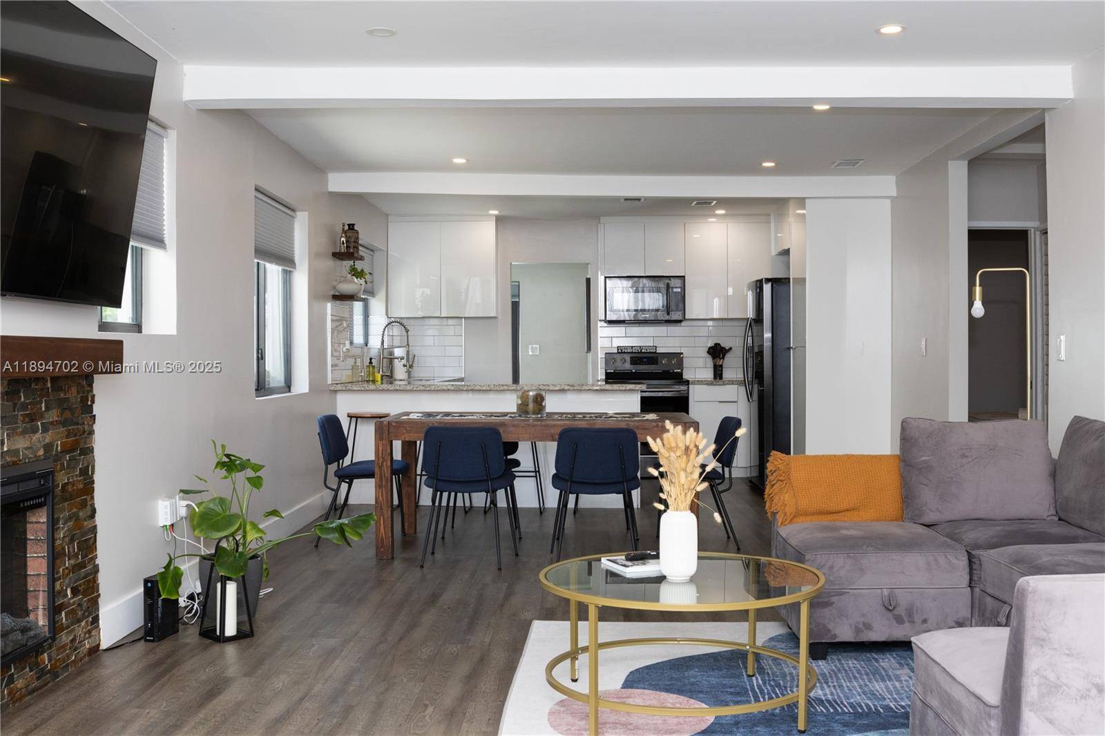 Don't miss out on this large turnkey, fully furnished Duplex !