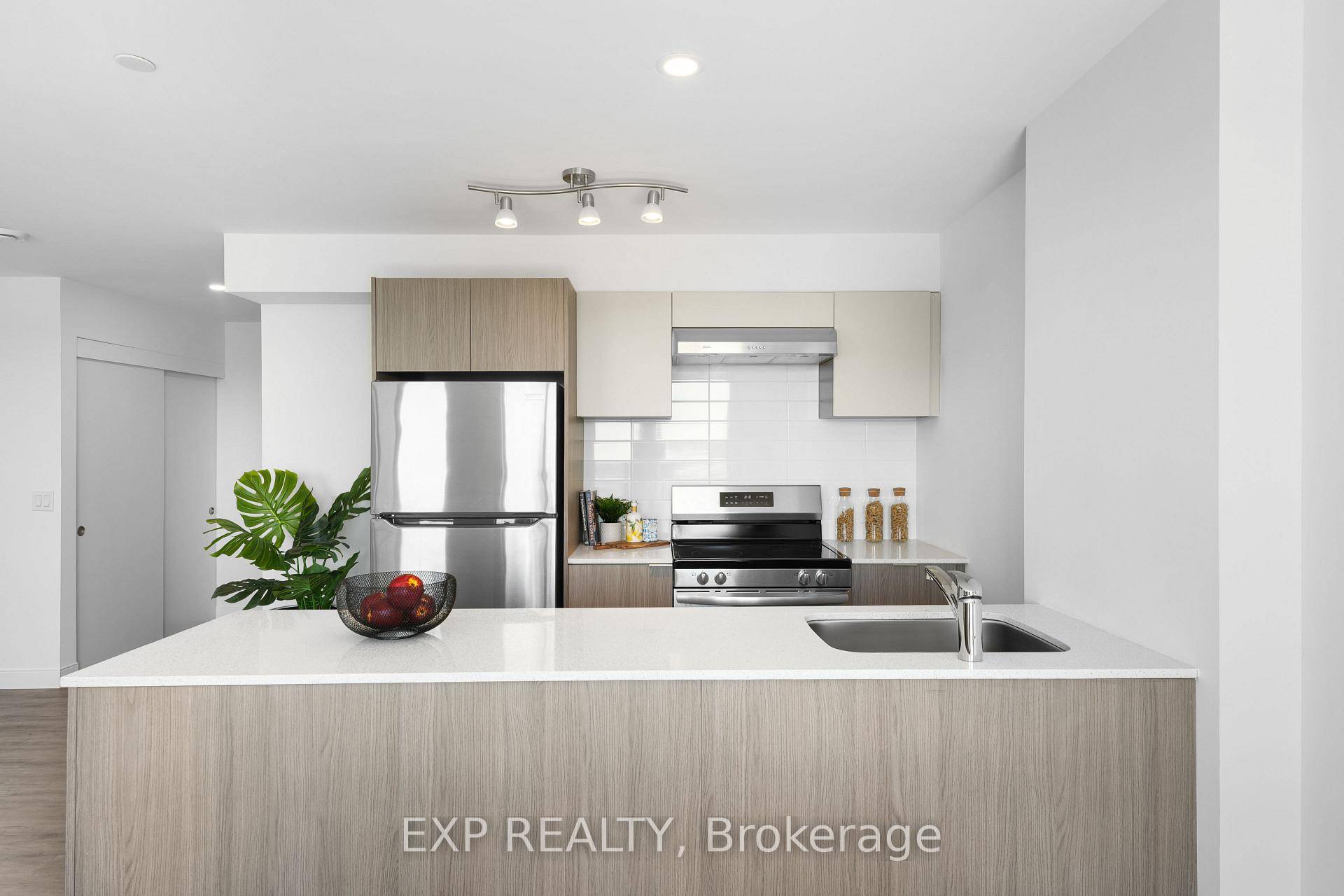 The Rose at The Manett is a thoughtfully designed 1 bedroom plus den suite with 749 square feet of interior living space and a 116 square foot balcony.