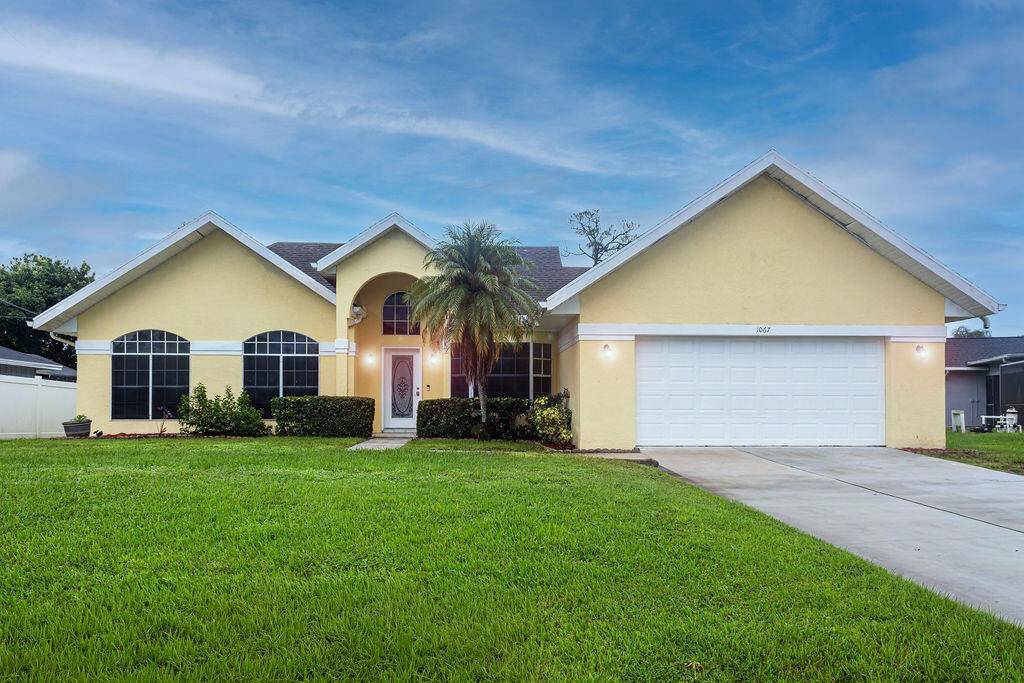 Welcome to this 3 2 pool home in the heart of Port Saint Lucie.