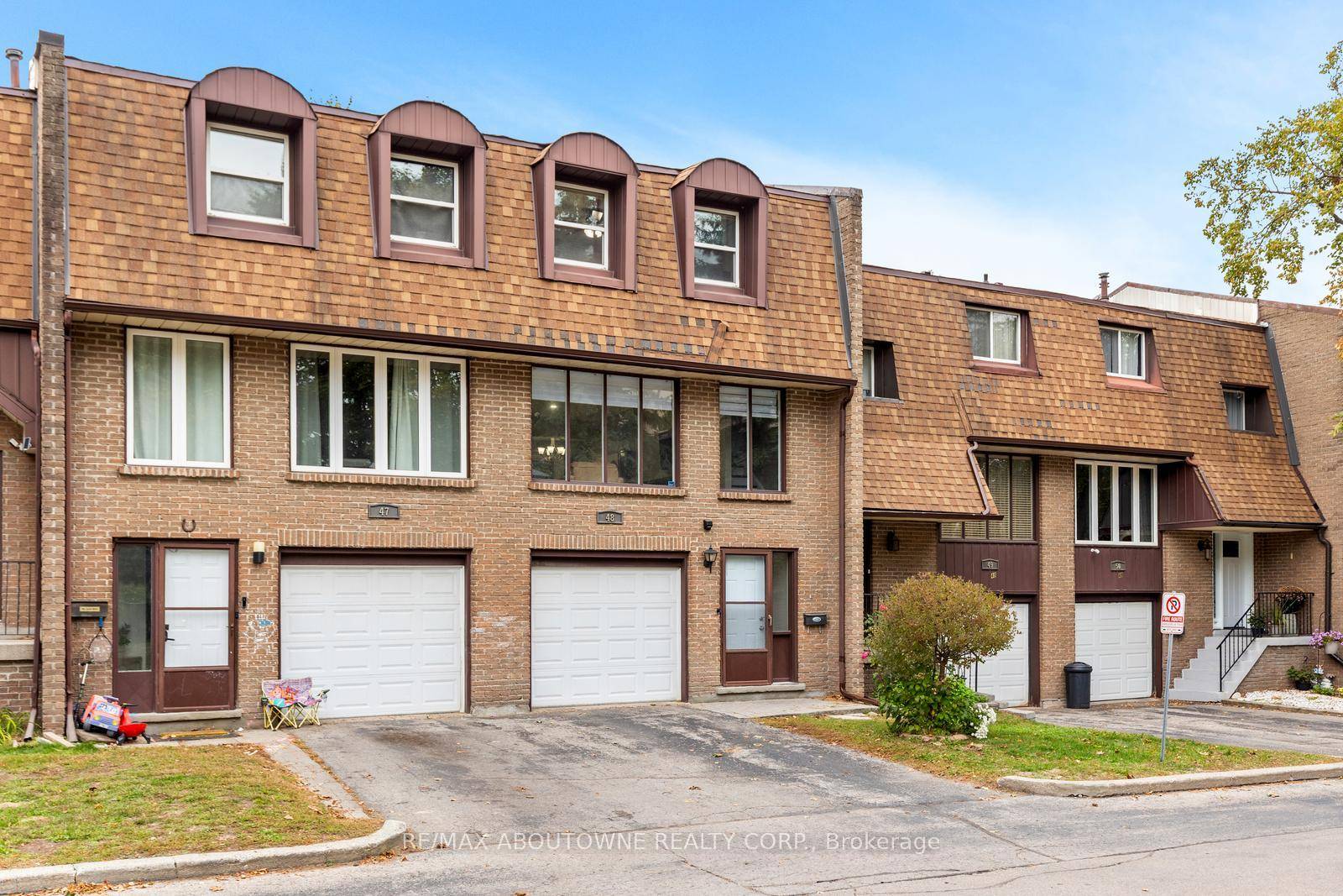 Stunning 3 Storey Townhouse in a Prime Kitchener Location !