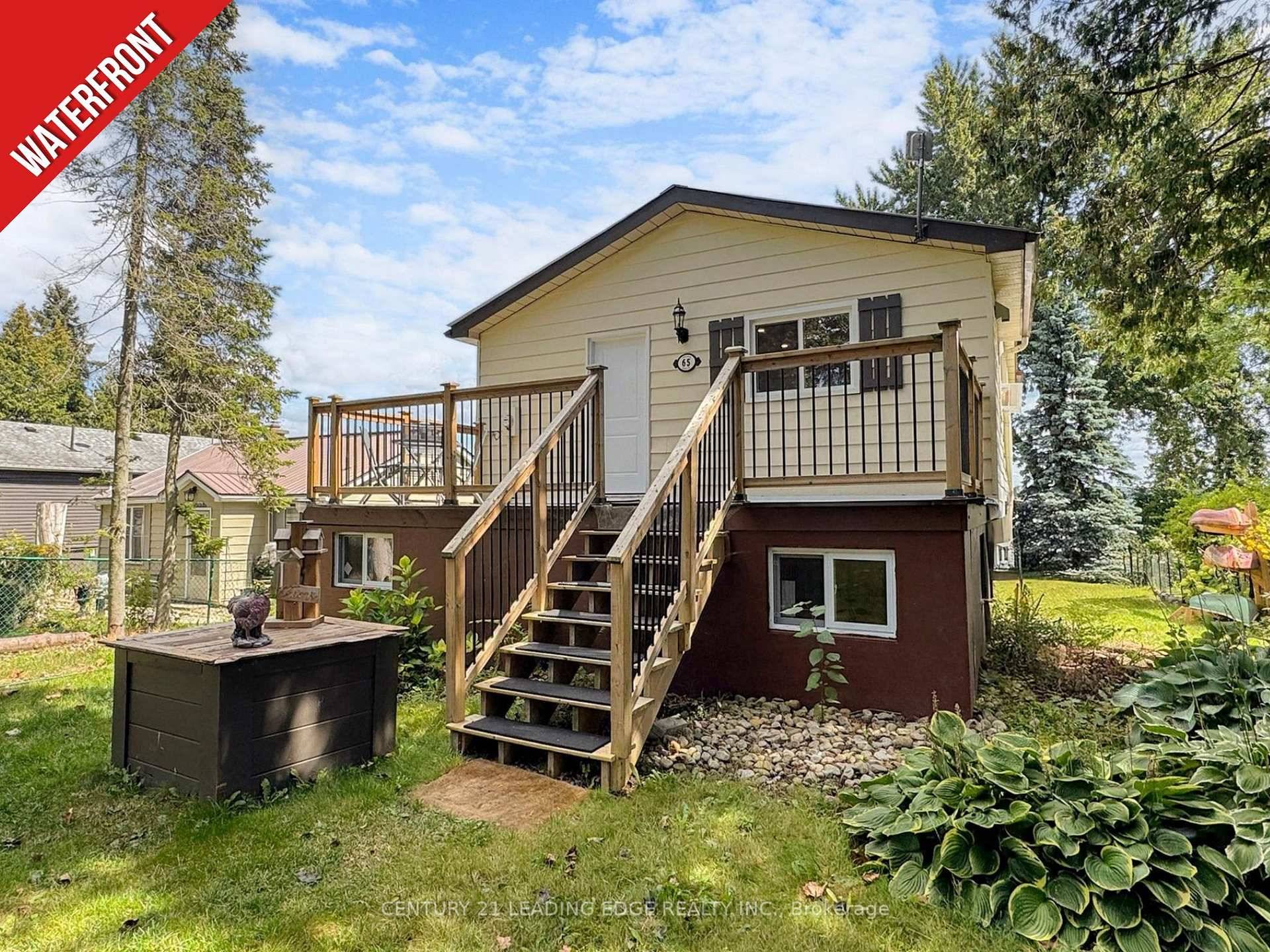 Discover this captivating 3 bedroom, 2 bathroom direct waterfront home !