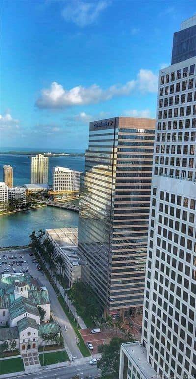 Experience luxury living in this stunning 1 bedroom condo on the 40th floor, located in the vibrant heart of Brickell.