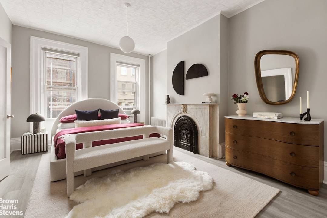 Perfectly positioned in the heart of Williamsburg, just two blocks from the Bedford Avenue subway, 91 Berry Street is a renovated townhouse that blends historic character with modern sophistication.