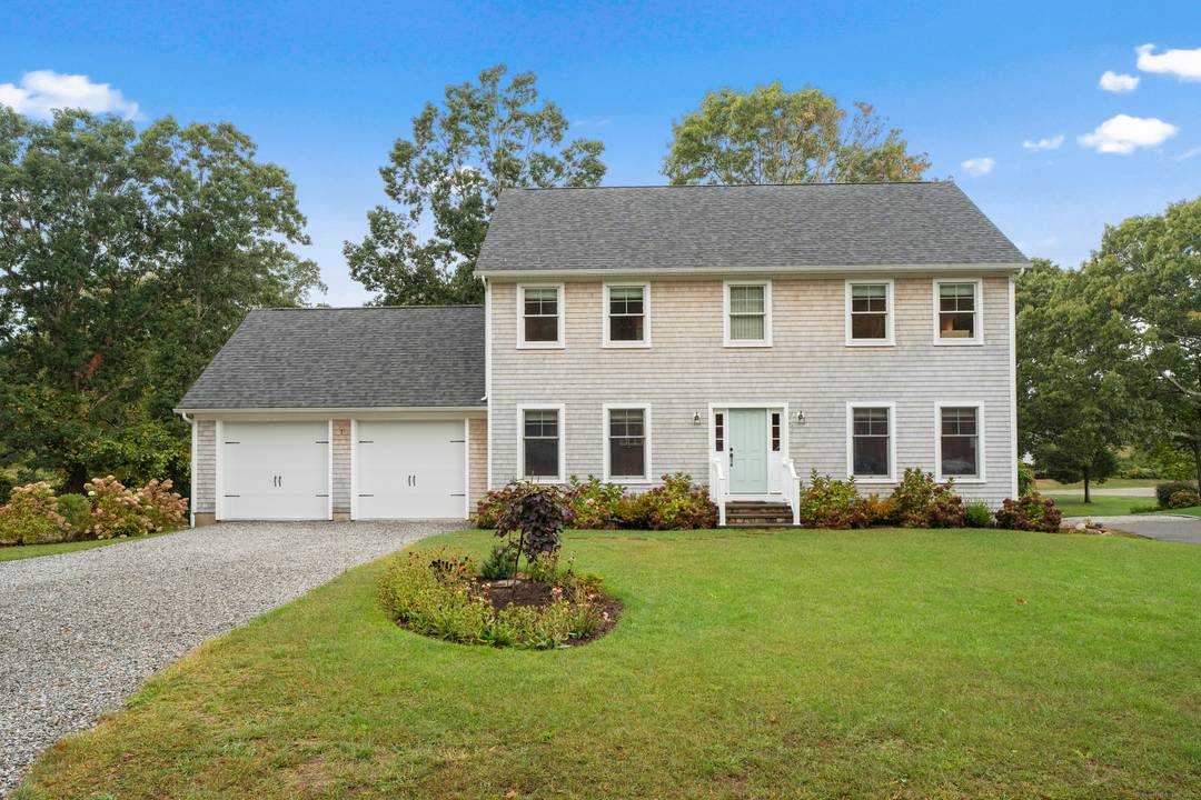 Nantucket style home located on Masons Island proper in move in condition.