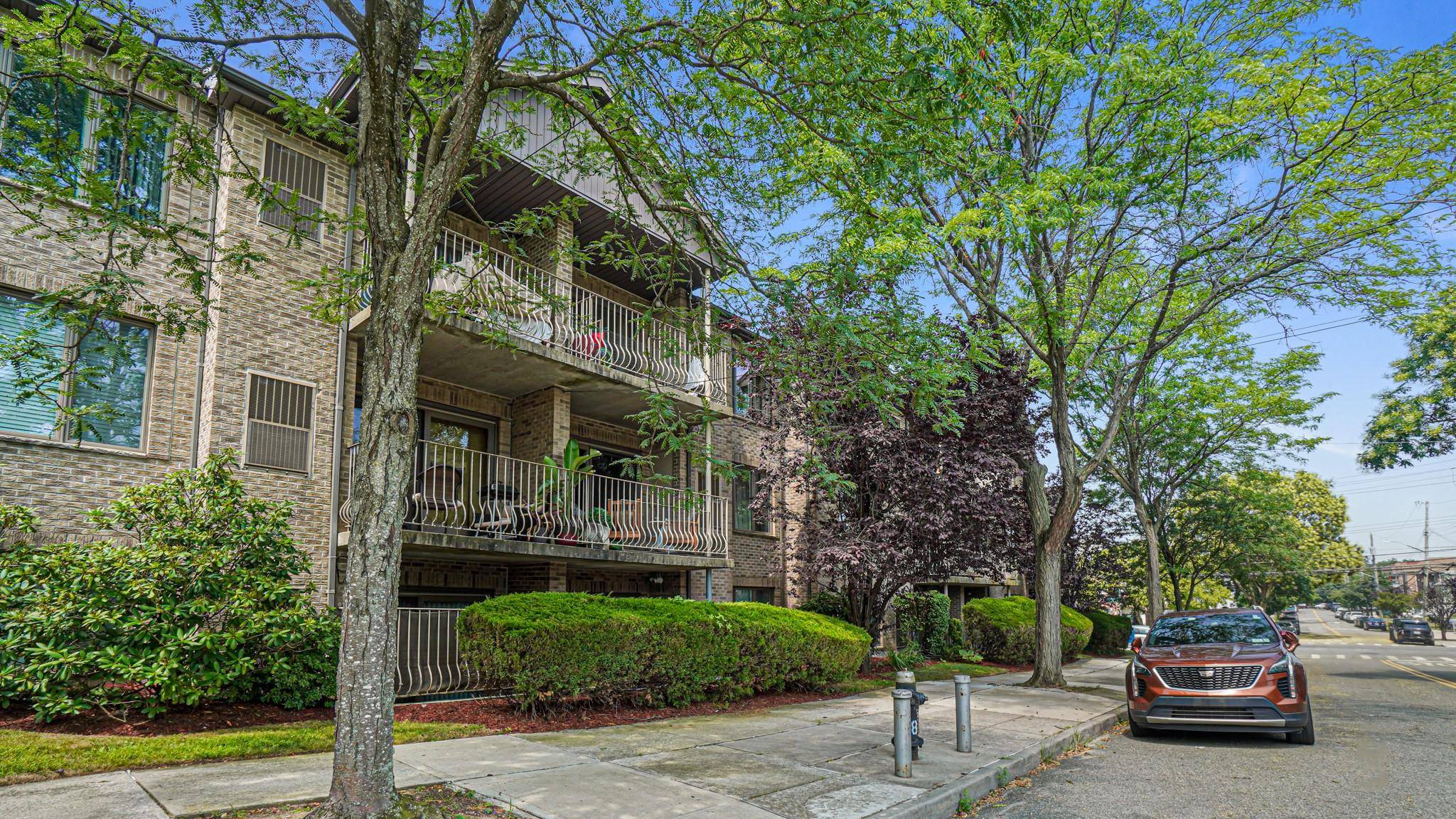 Large and well maintained 2 bedroom condo located in the desirable Throggs Neck neighborhood.