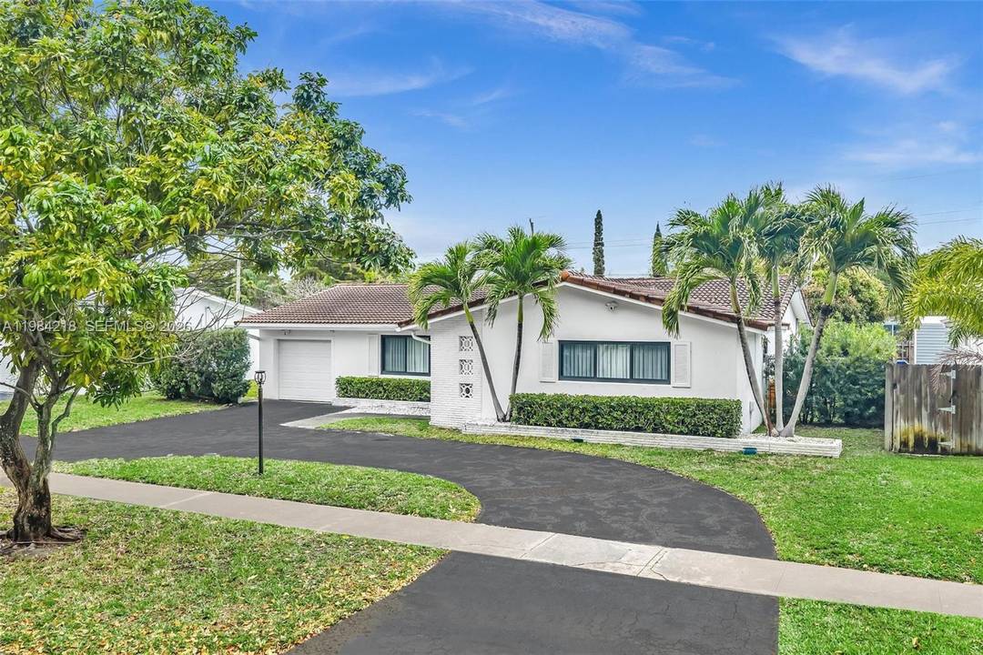 Don't wait ! This beautiful pool home is completely updated in the heart of Hollywood !