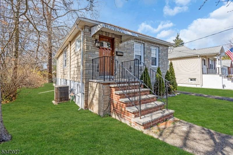 Come and grab this beautiful renovated home in one of the most desirable neighberhoods in Rahway !