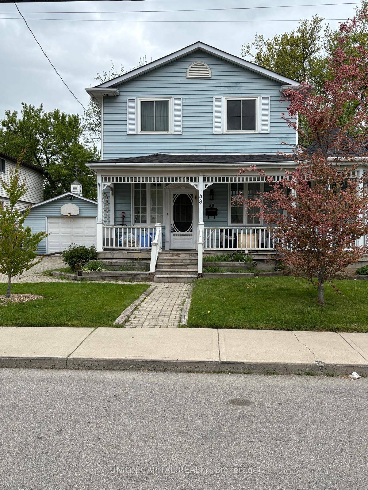 Fantastic Home in Westdale Community Close to Nature trails, Parks, Hospital, Shopping, Mcmaster and restaurants etc.