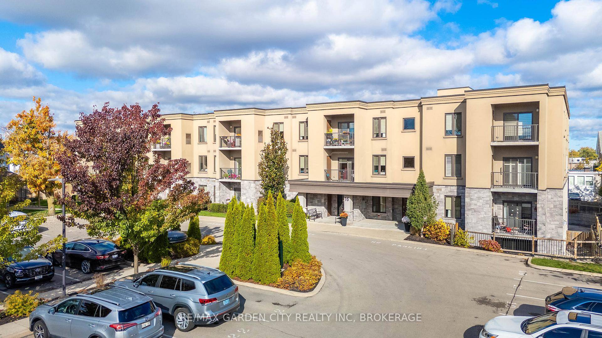 Rarely offered open concept 1203 sq ft accessible unit with insuite laundry room, ensuite bath, central air, northern views over Thorold neighbourhood and panoramic sky views over North Thorold.