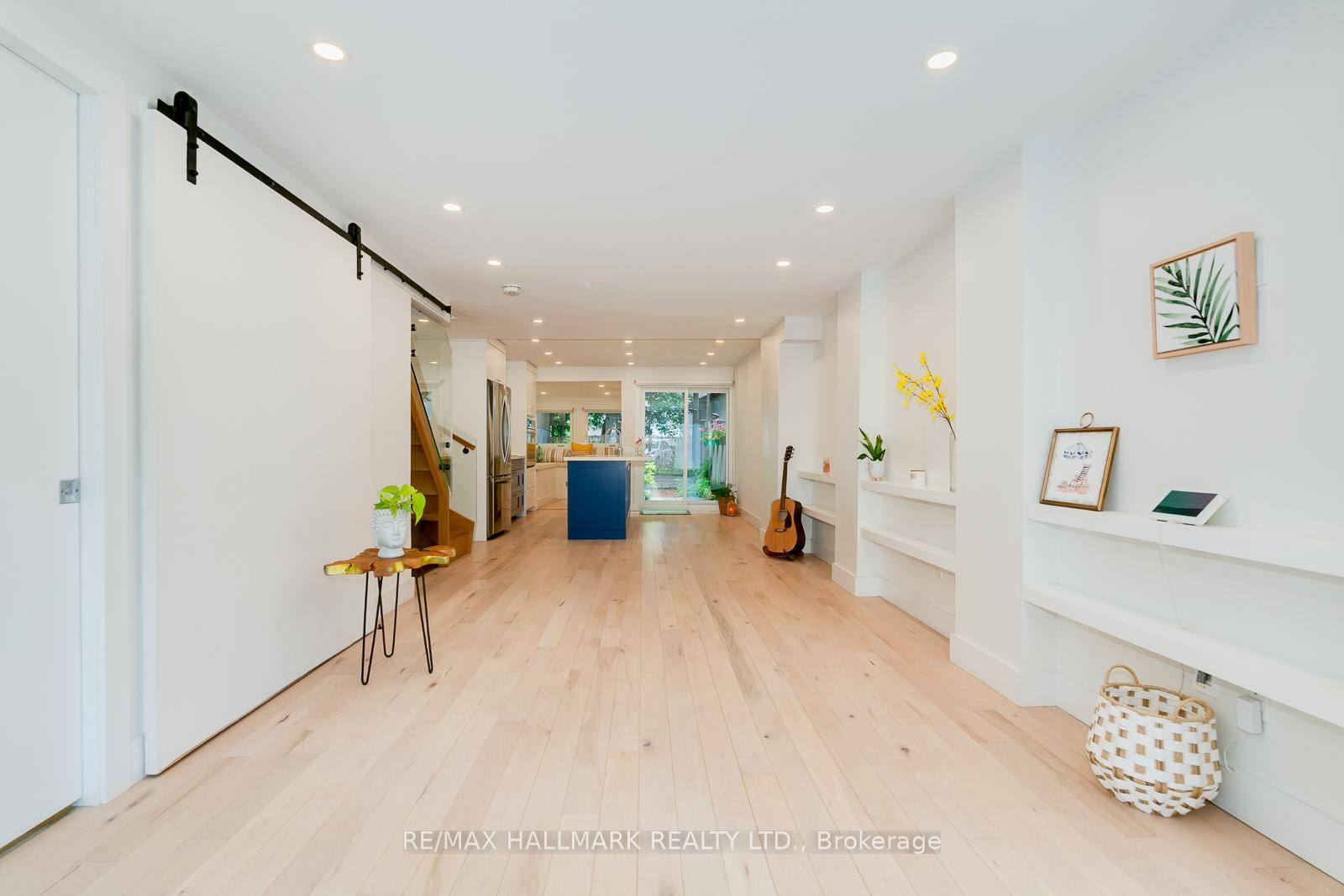 Perfectly placed between Leslieville and the Beach, you have access to both great neighbourhoods without the hustle and bustle.