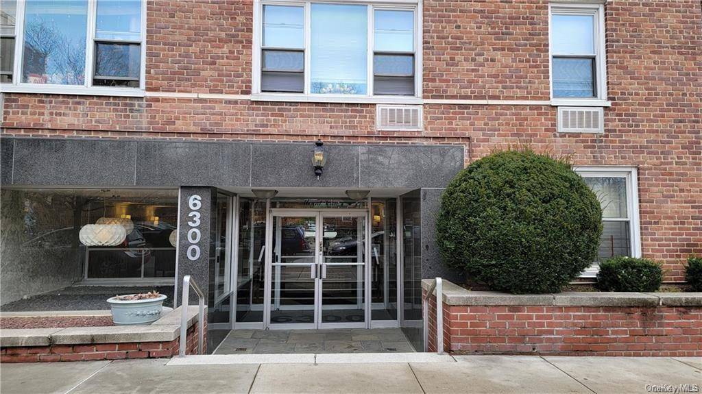 Welcome to this spacious and bright 1 bedroom Co op in North Riverdale.