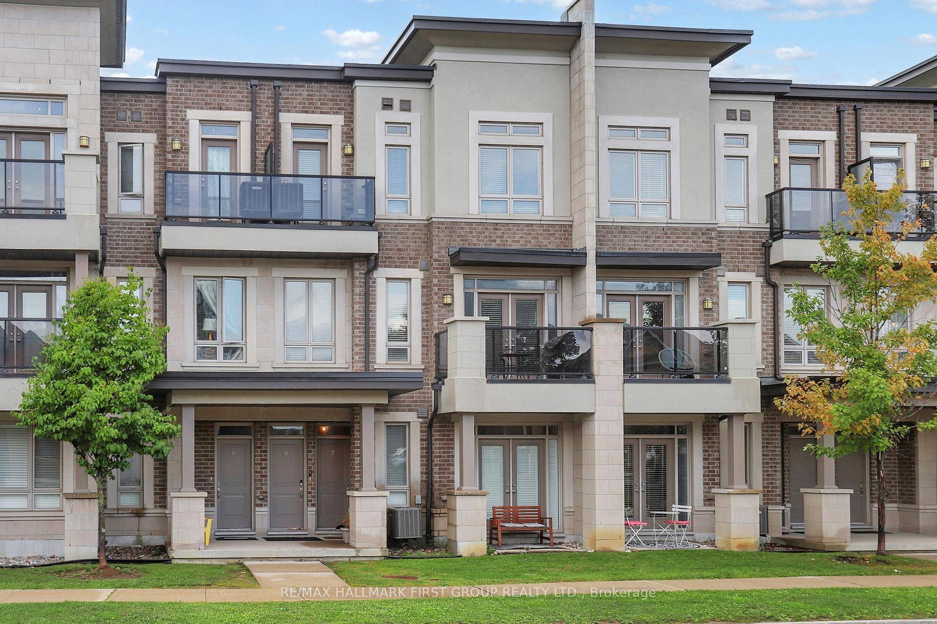 Welcome to this exceptional and rarely offered bungalow style townhouse, nestled in one of Maples most sought after communities.