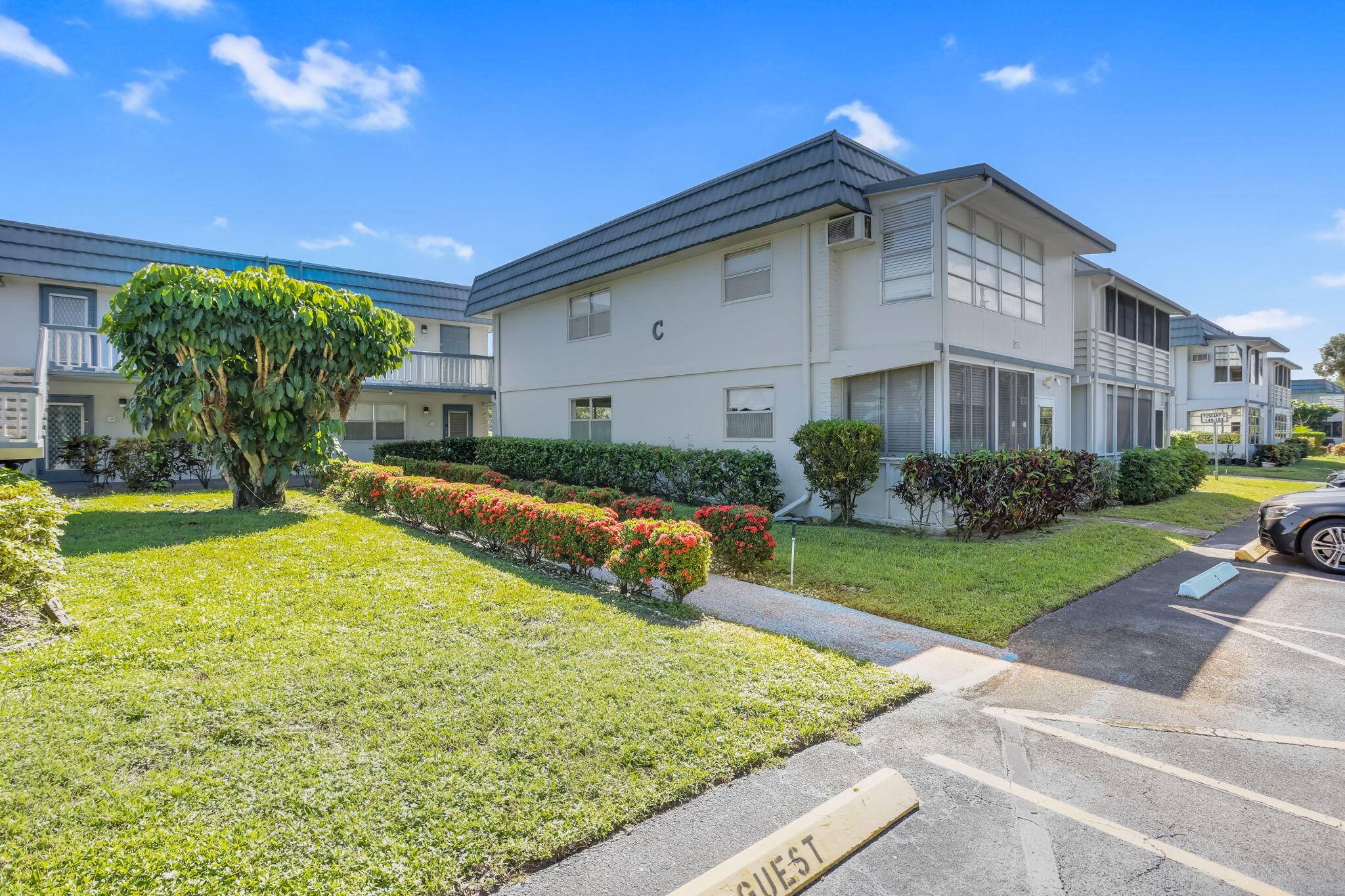 Welcome home to this charming first floor corner 2 bedroom, 2 bath condo in the heart of Delray Beach's vibrant Kings Point community !