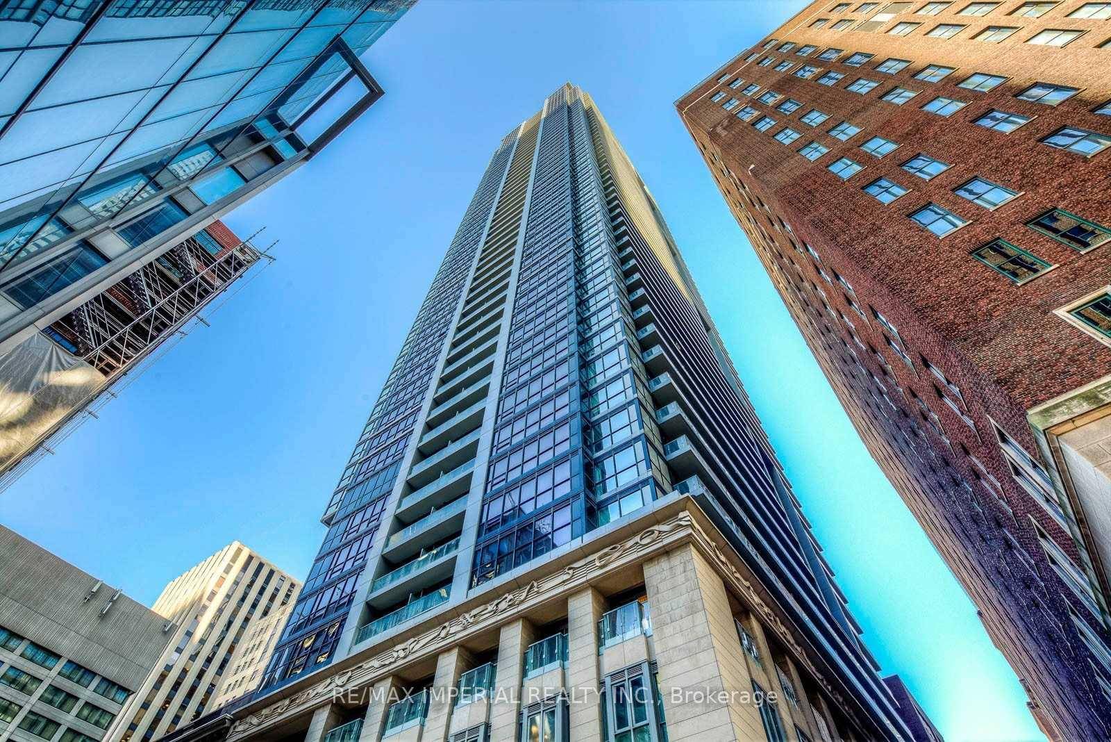 Location ! Location ! Luxurious Condo In The Heart Of The Financial District And Downtown Core, South View 575 Sq.