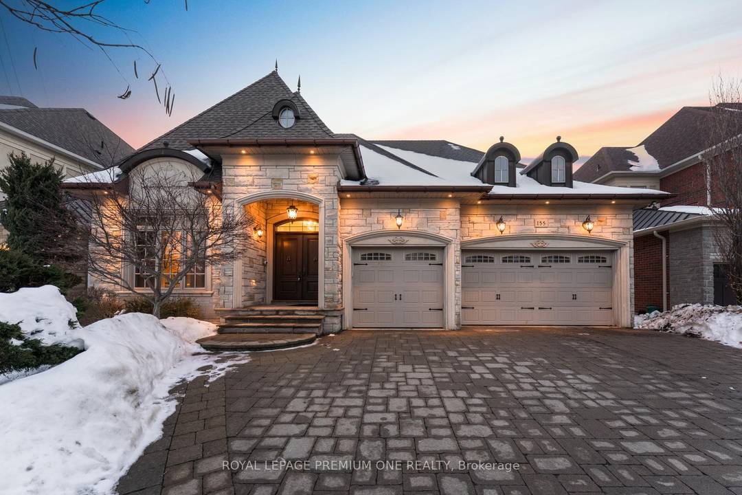 Welcome to 155 Cook's Mill Cres situated in the prestigious Valleys of Thornhill.