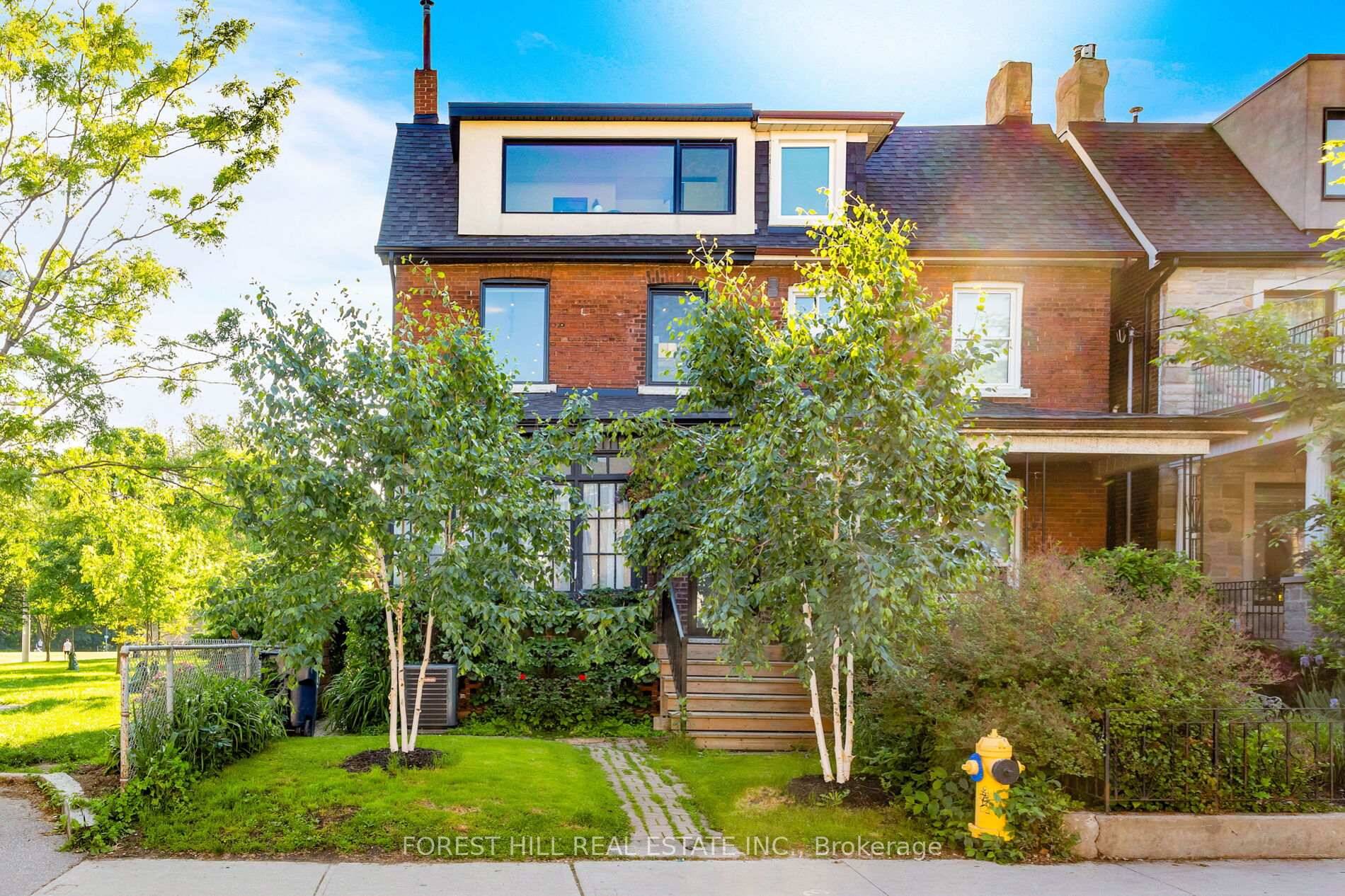This absolutely stunning 2 story unit in Trinity Bellwoods Park offers a special opportunity to live in one of the world's coolest neighbourhoods.
