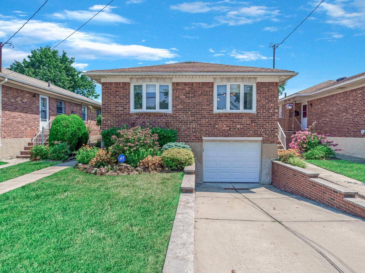 Welcome to this charming and inviting ranch style home, situated in the heart of North Flushing.