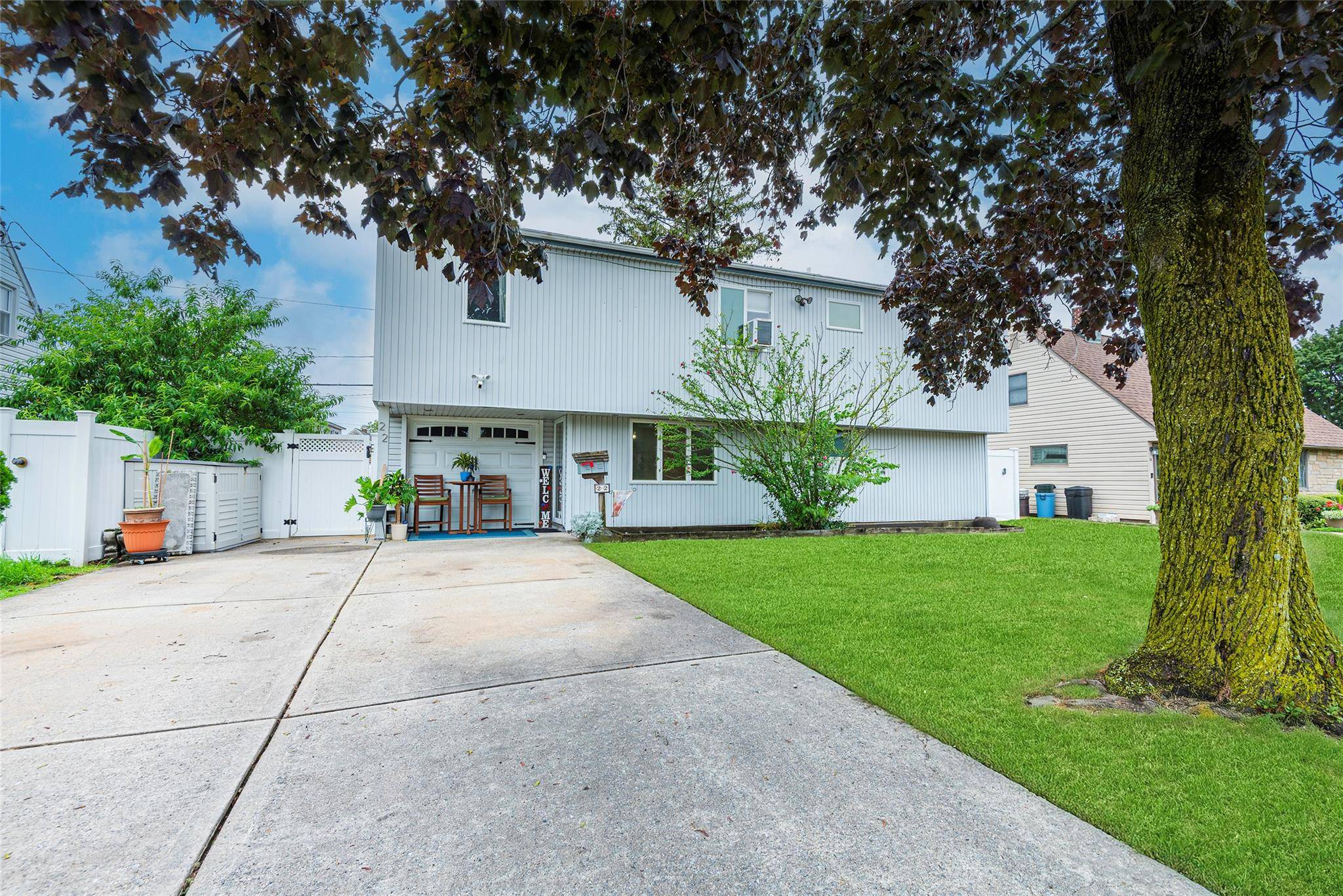 Must See Expanded Levit Ranch on Oversized 60x100 Lot !