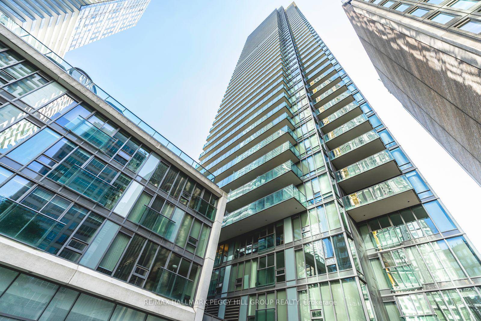 URBAN CONVENIENCE, BRIGHT CITY VIEWS, amp ; MODERN LIVING IN TORONTO'S ST.